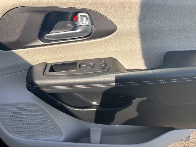 Chrysler Pacifica Touring L 2024