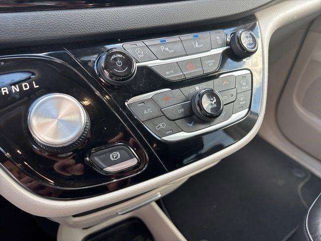 Chrysler Pacifica Touring L 2023