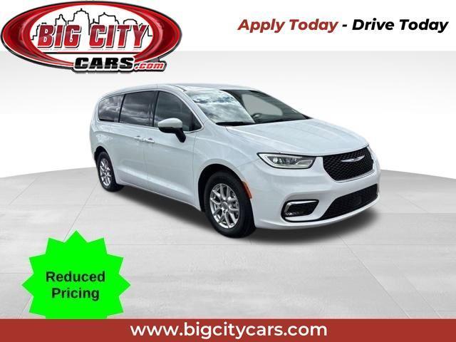 Chrysler Pacifica Touring 2023