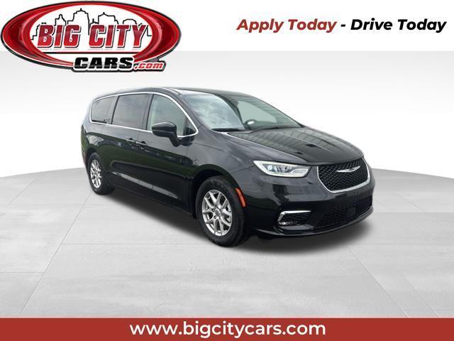 2023 Chrysler Pacifica Touring L's photo