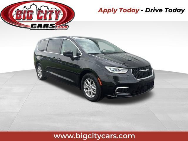 2023 Chrysler Pacifica Touring L's photo