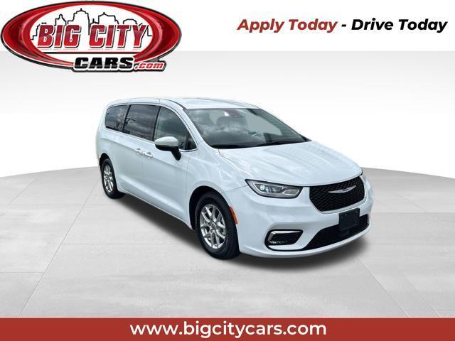 2023 Chrysler Pacifica Touring L's photo
