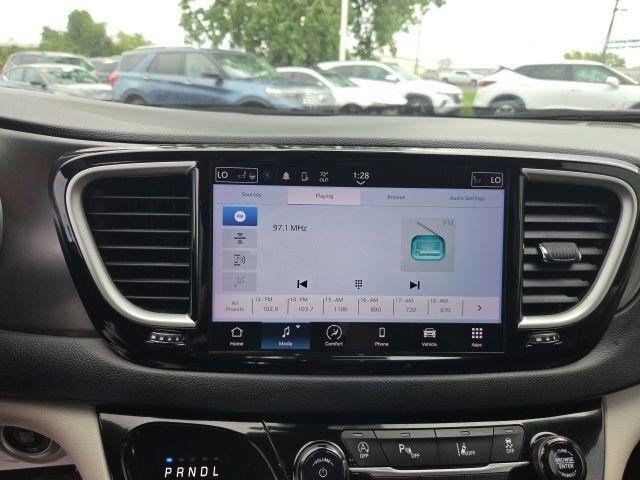 Chrysler Pacifica Touring L 2023