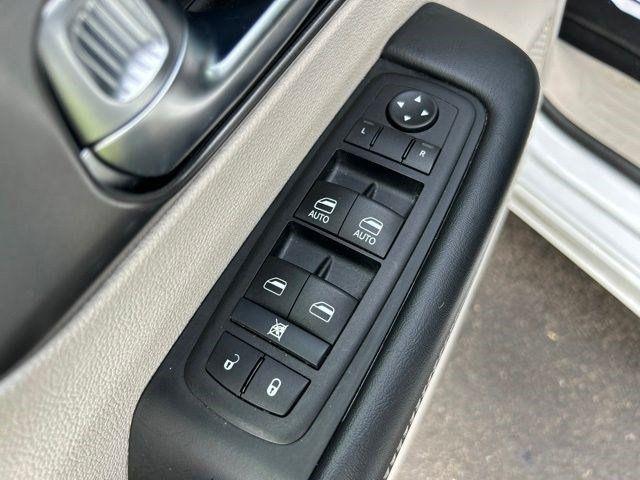 Chrysler Pacifica Hybrid Select 2024