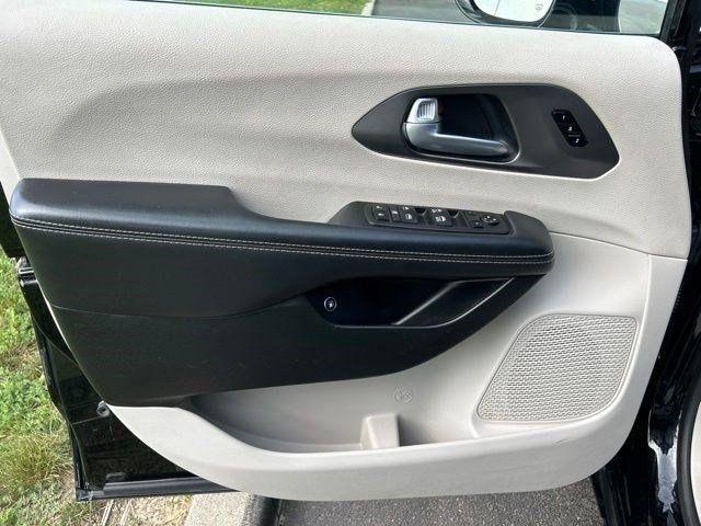 Chrysler Pacifica Hybrid Select 2024