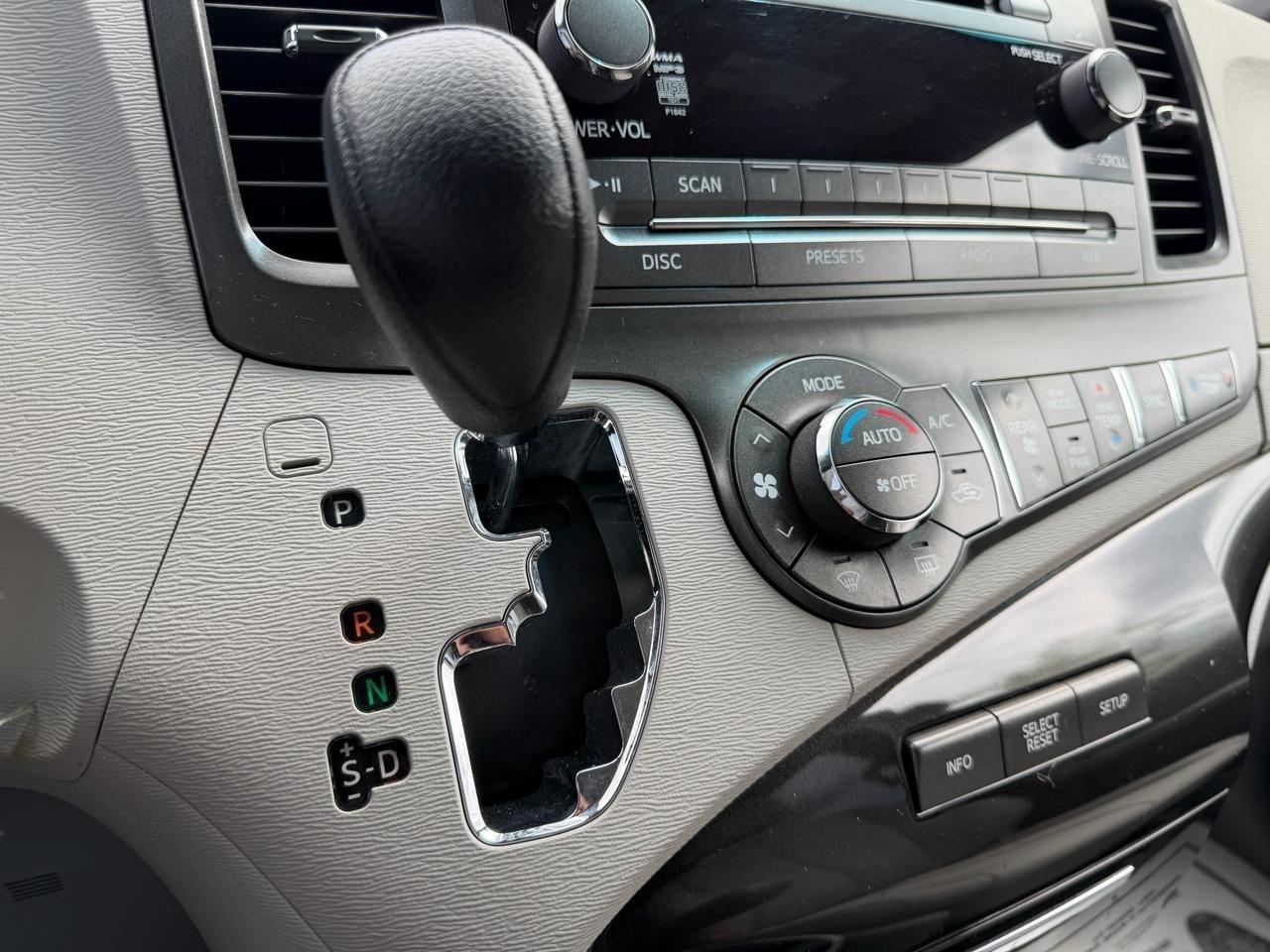 Toyota Sienna LE FWD 8-Passenger V6 2014