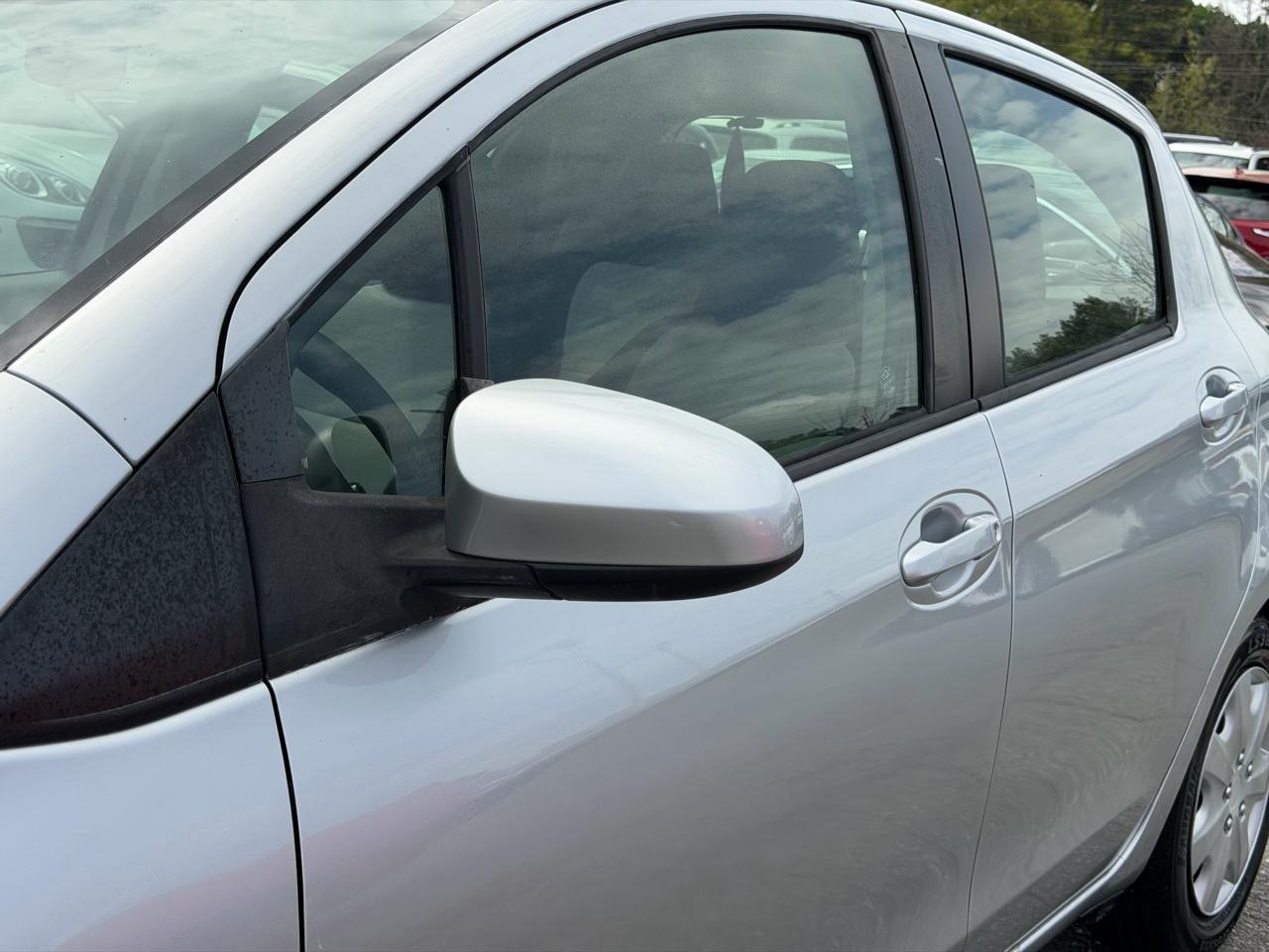 Toyota Yaris Base 4D Hatchback 2012