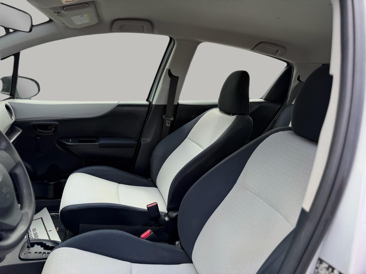 Toyota Yaris Base 4D Hatchback 2012