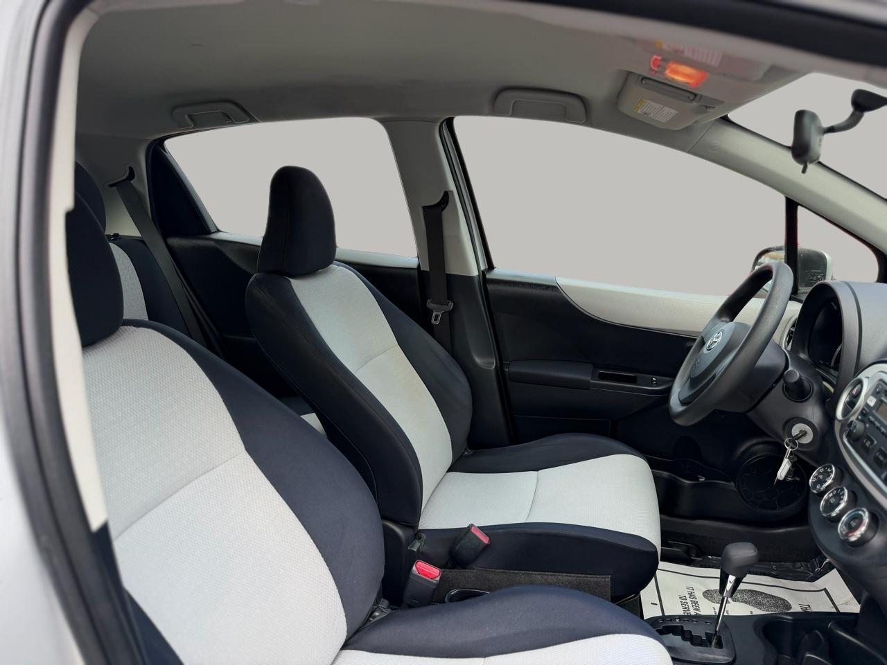 Toyota Yaris Base 4D Hatchback 2012