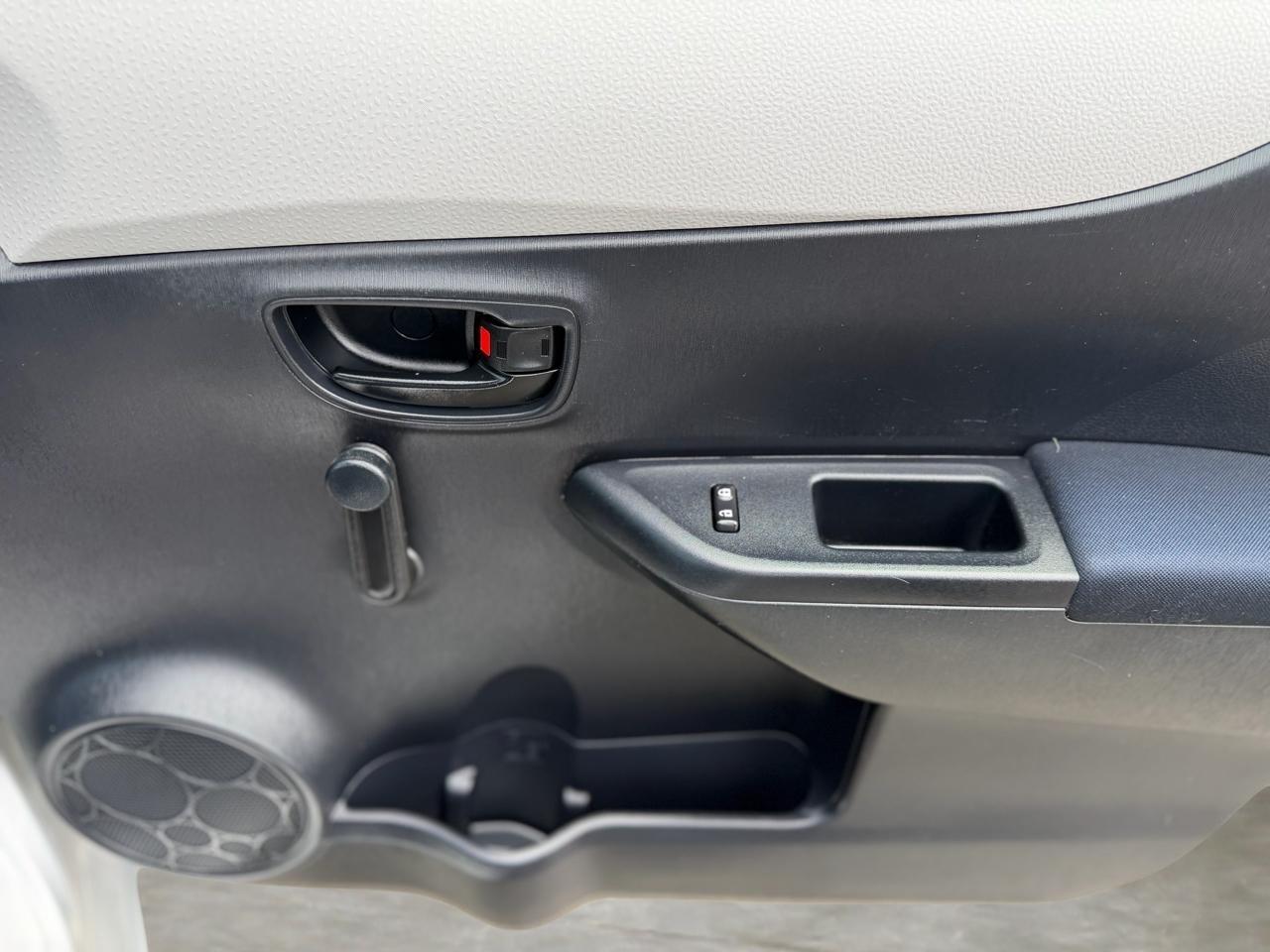 Toyota Yaris Base 4D Hatchback 2012