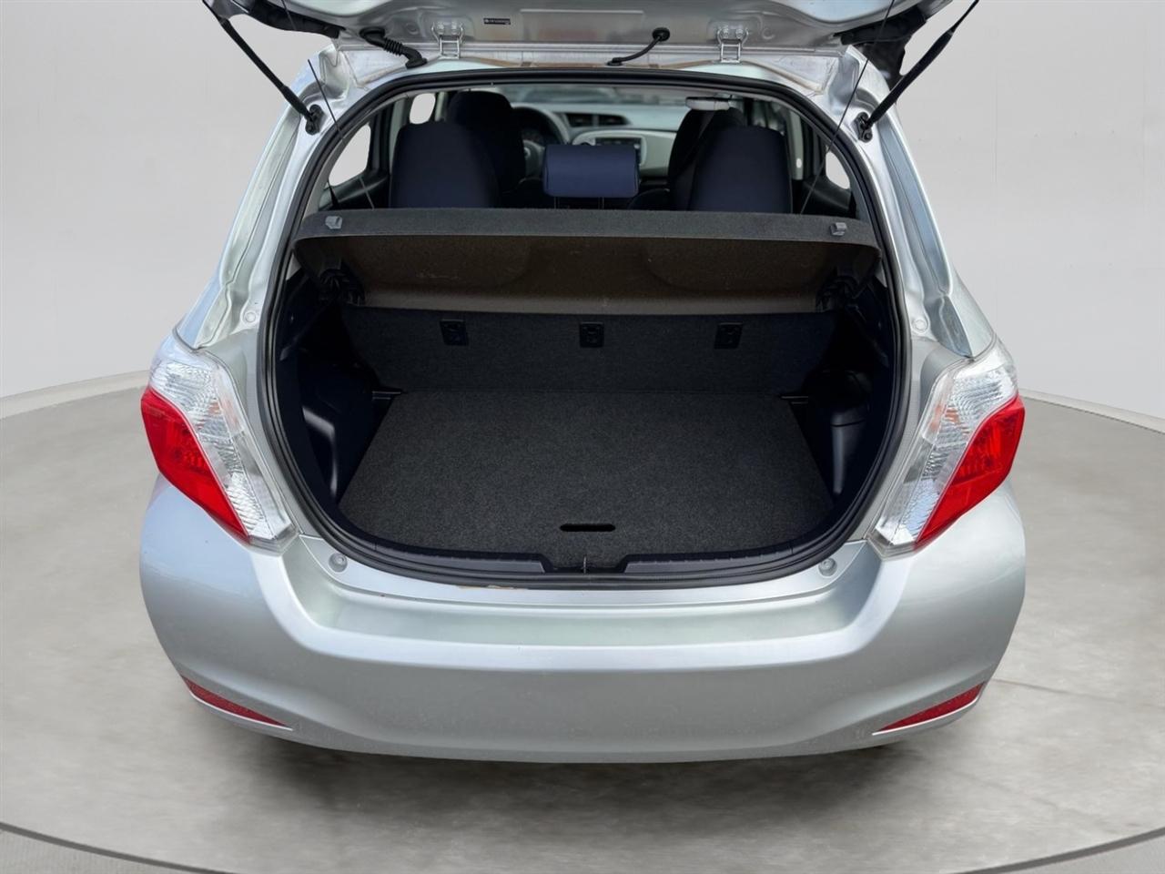 Toyota Yaris Base 4D Hatchback 2012