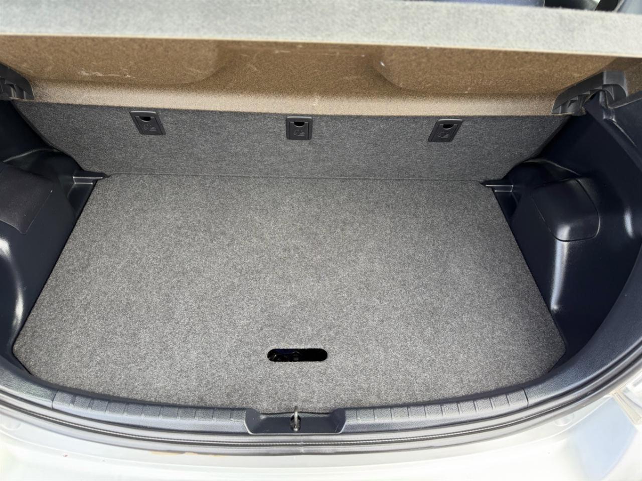 Toyota Yaris Base 4D Hatchback 2012