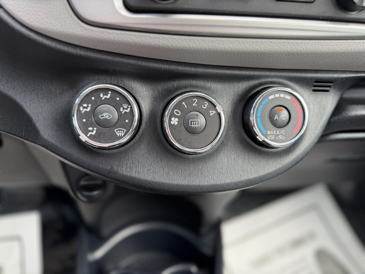 Toyota Yaris Base 4D Hatchback 2012