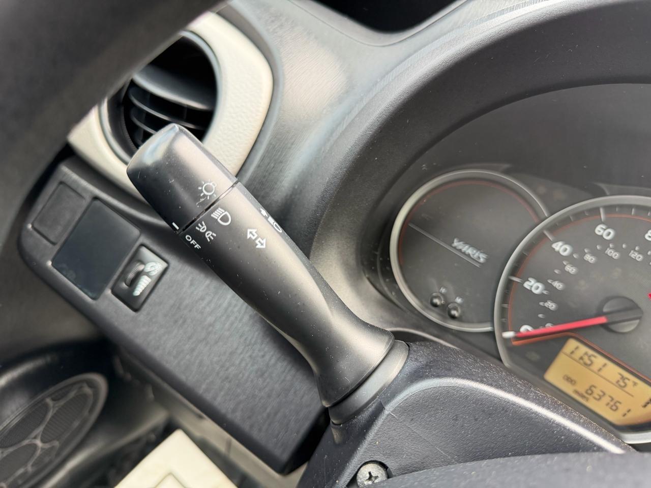 Toyota Yaris Base 4D Hatchback 2012