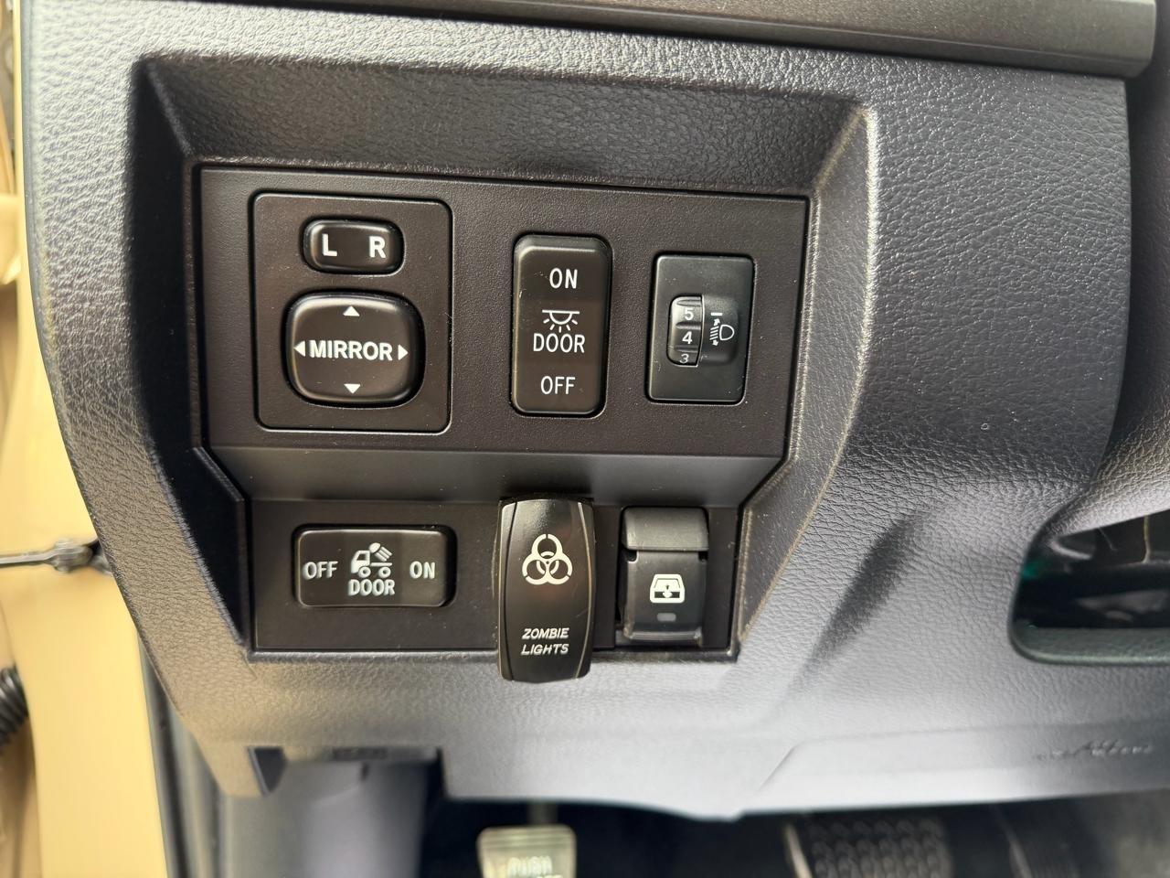 Toyota Tundra SR5 5.7L V8 FFV CrewMax 4WD 2017