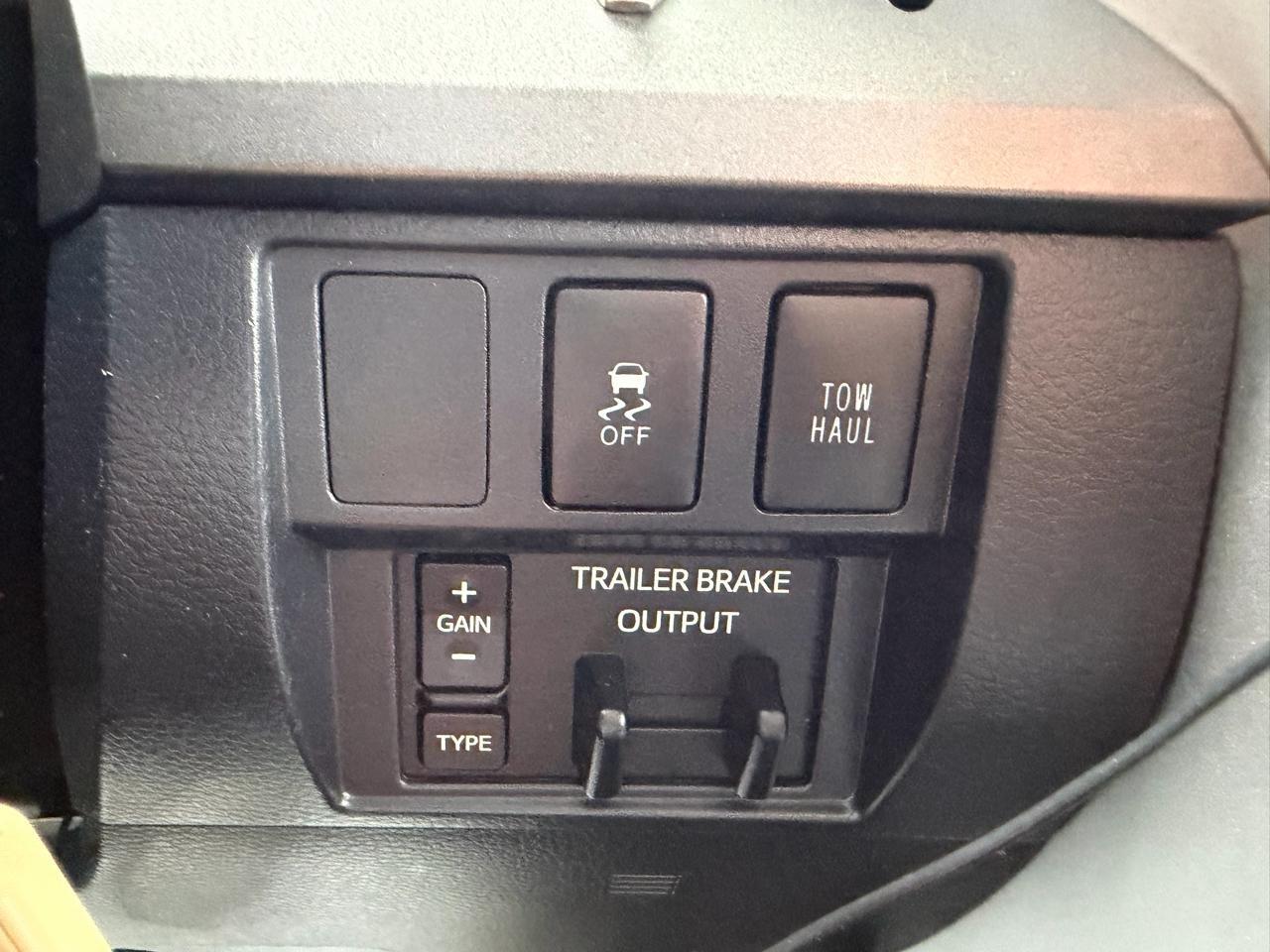 Toyota Tundra SR5 5.7L V8 FFV CrewMax 4WD 2017
