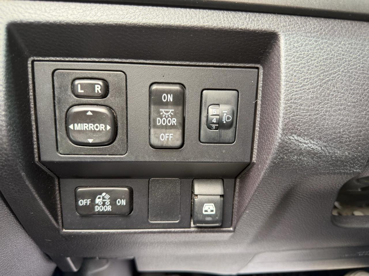 Toyota Tundra SR5 5.7L V8 FFV CrewMax 2WD 2016