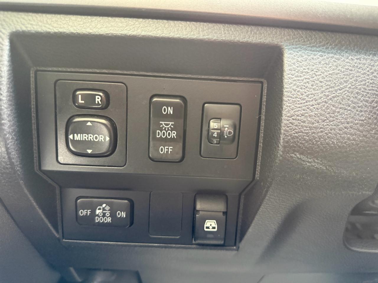 Toyota Tundra SR5 5.7L V8 FFV CrewMax 2WD 2016