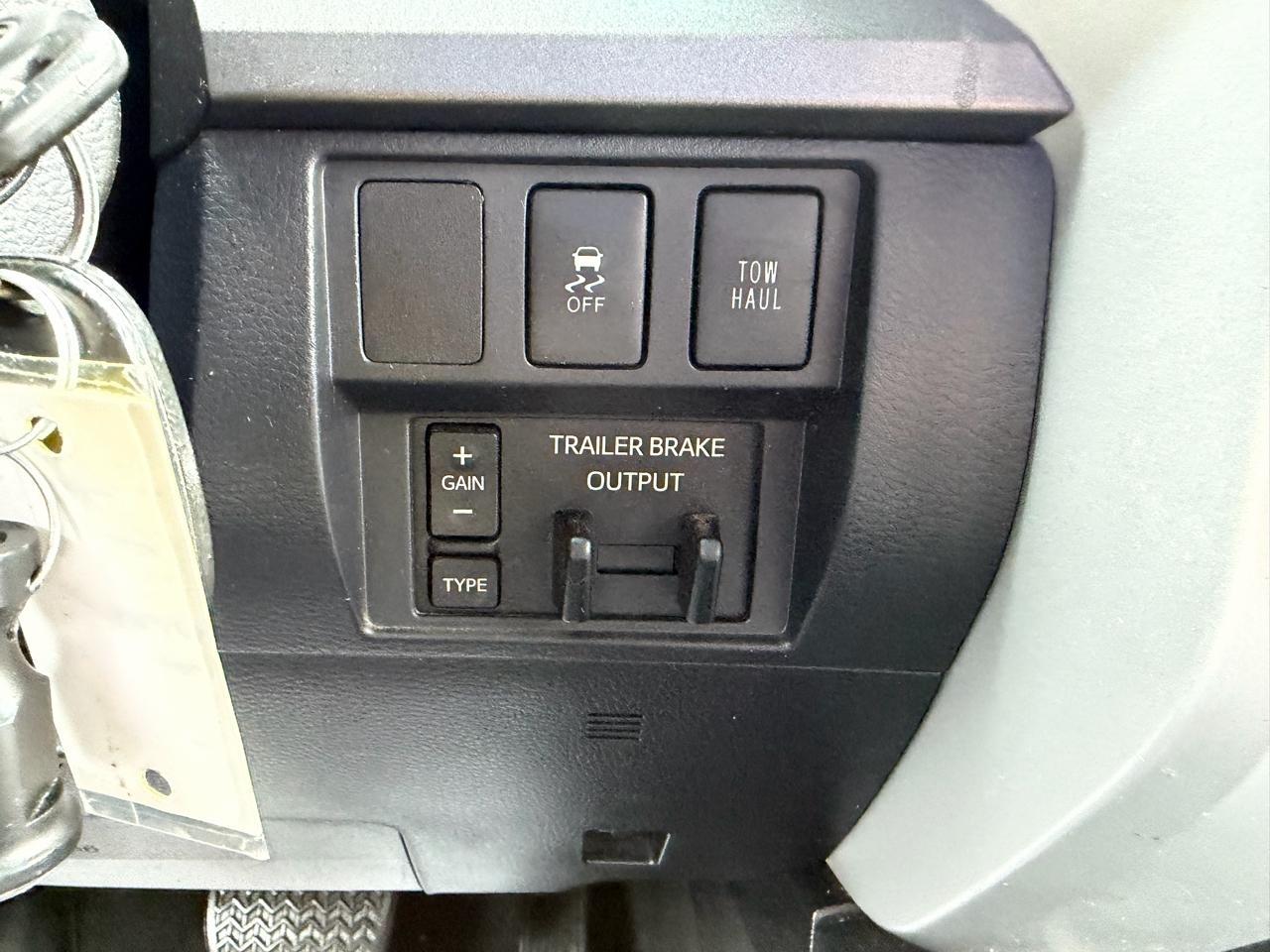 Toyota Tundra SR5 5.7L Double Cab 4WD 2017