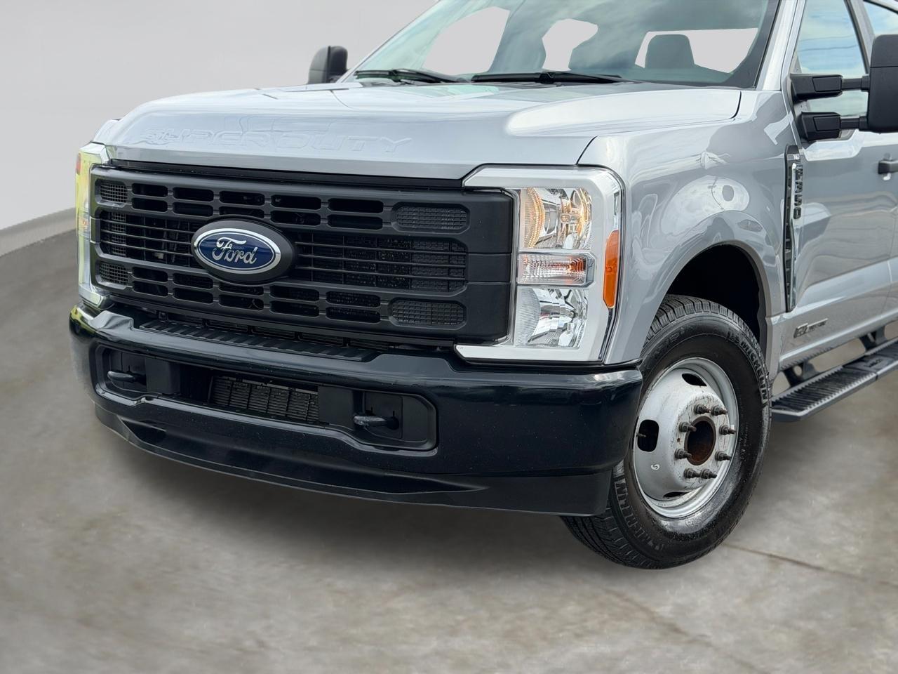 Ford F-350 SD XL Crew Cab Long Bed DRW 2WD 2023