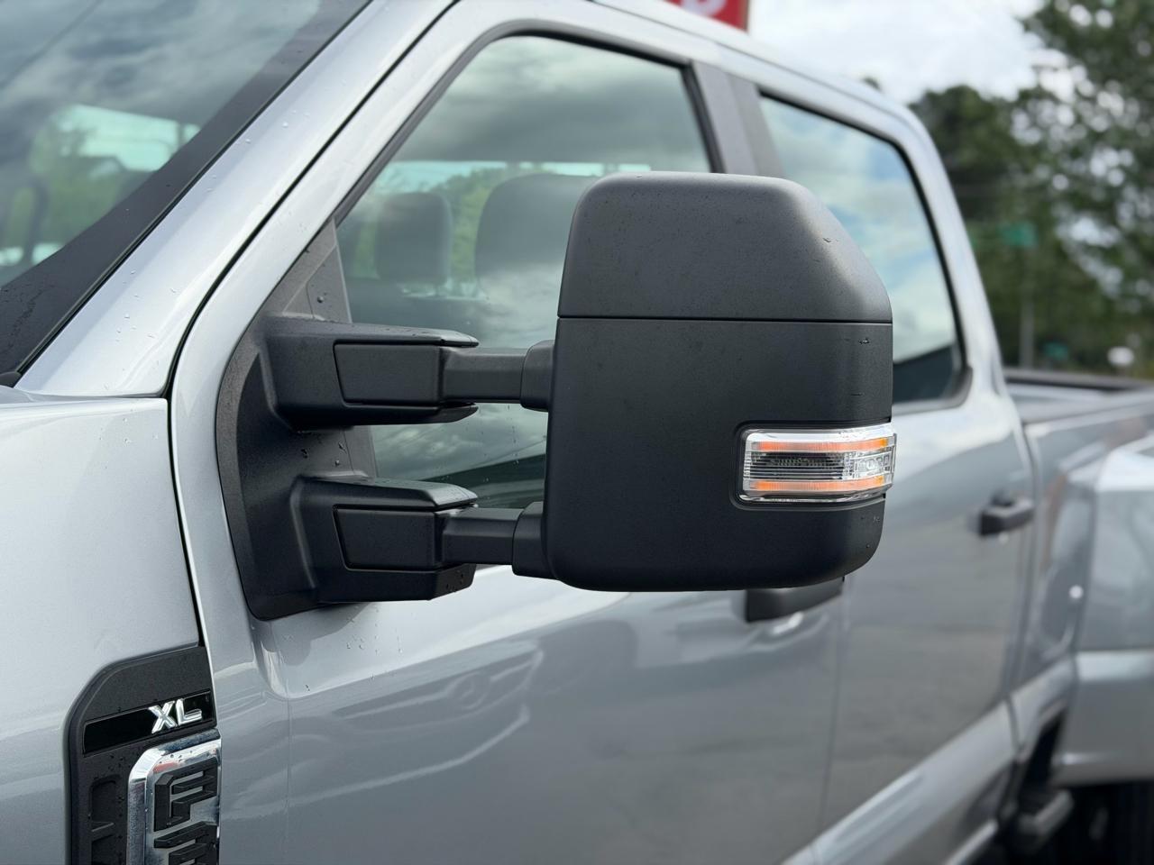 Ford F-350 SD XL Crew Cab Long Bed DRW 2WD 2023