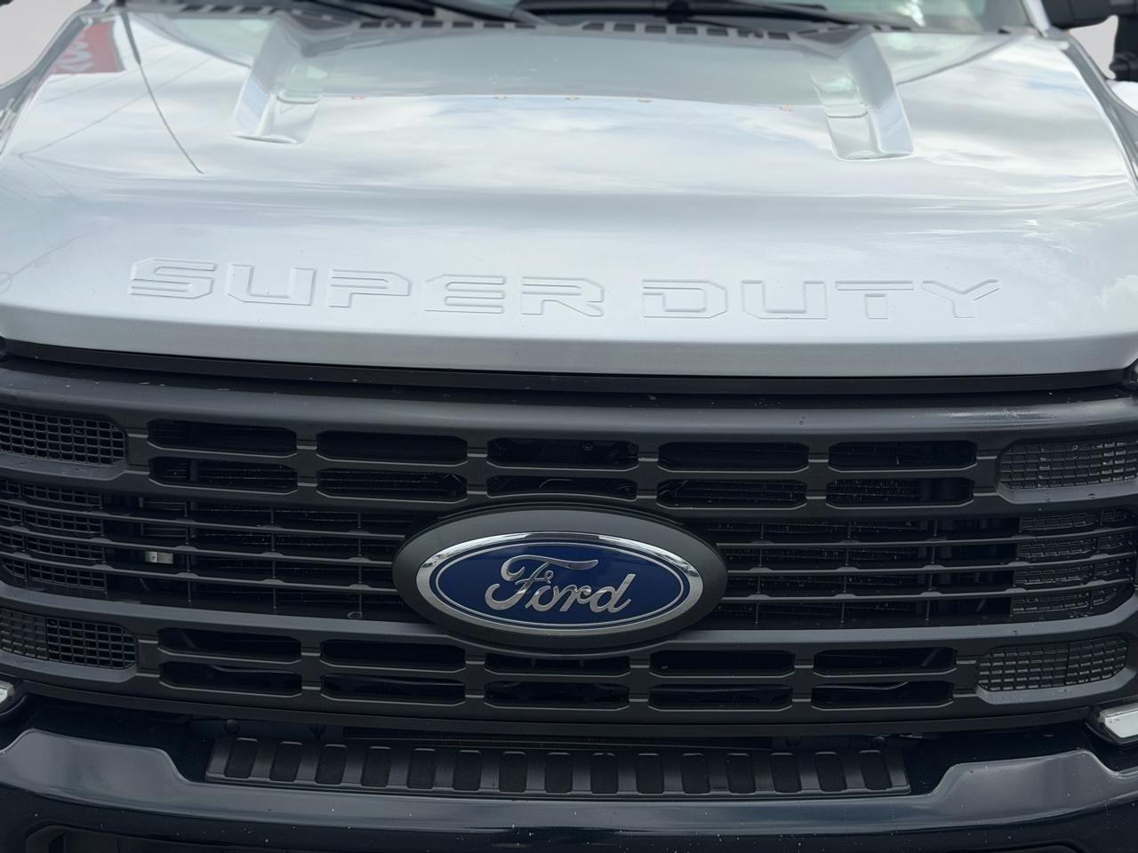Ford F-350 SD XL Crew Cab Long Bed DRW 2WD 2023