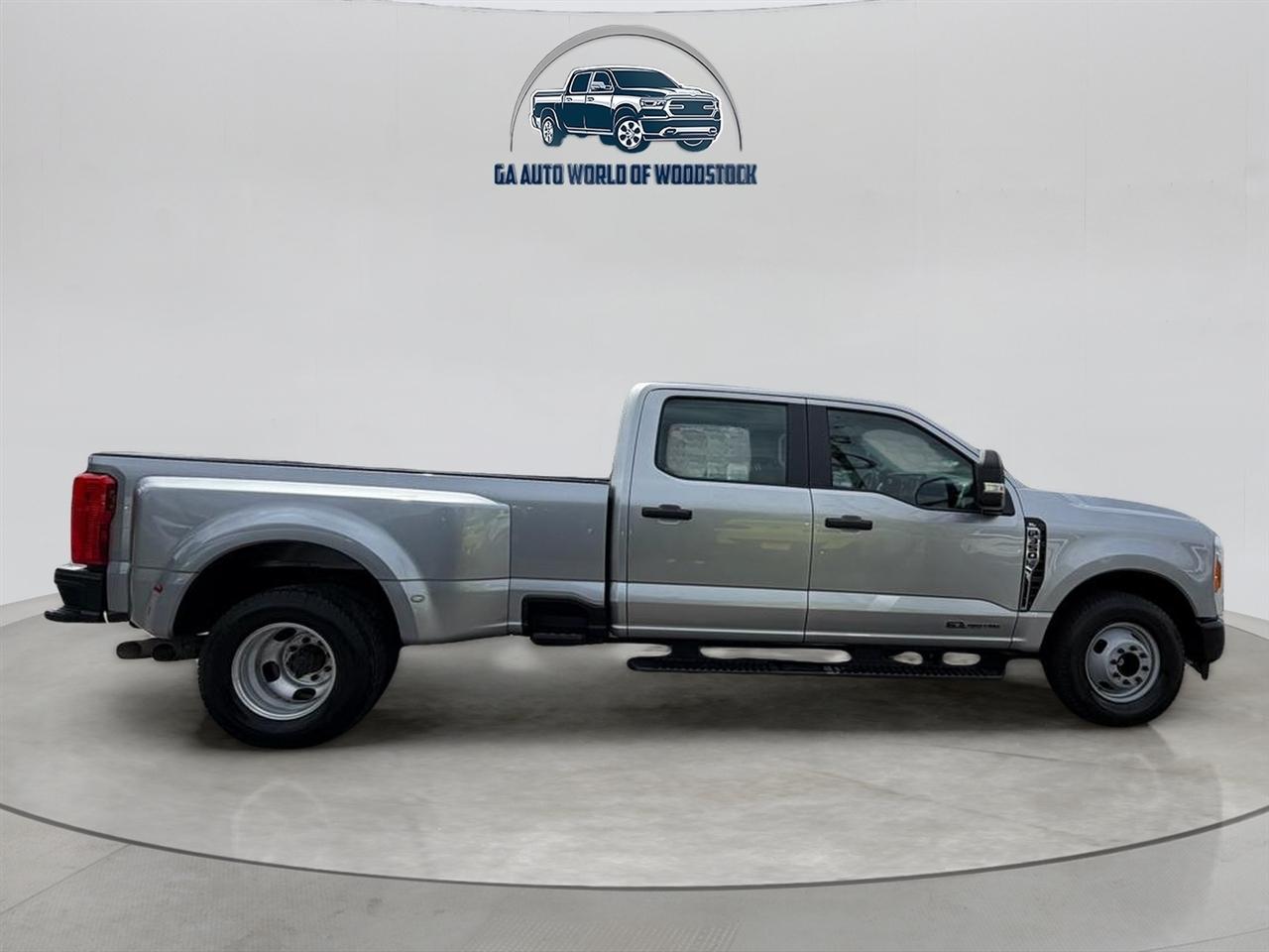 Ford F-350 SD XL Crew Cab Long Bed DRW 2WD 2023