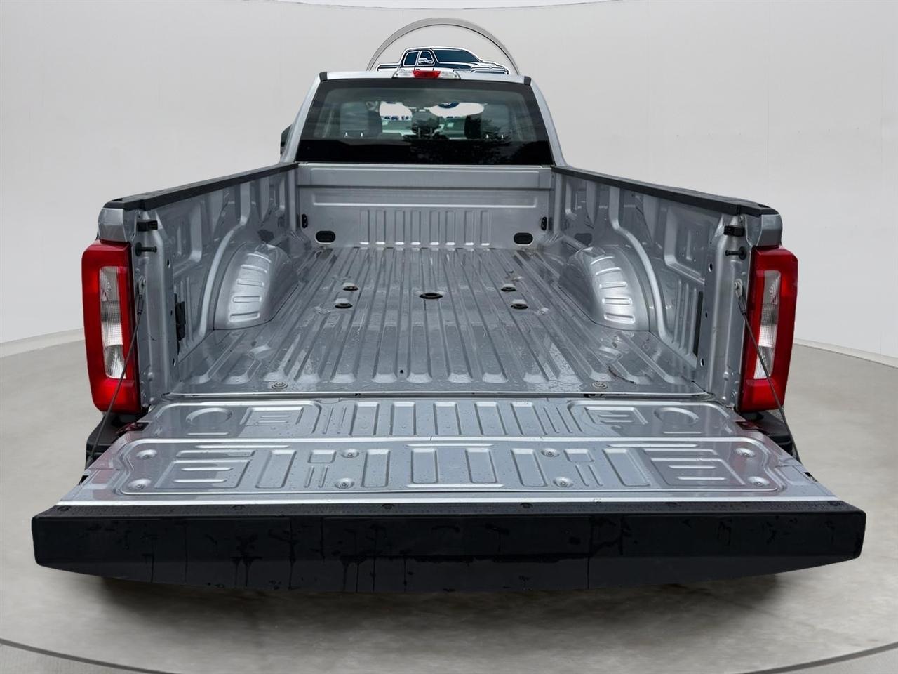Ford F-350 SD XL Crew Cab Long Bed DRW 2WD 2023