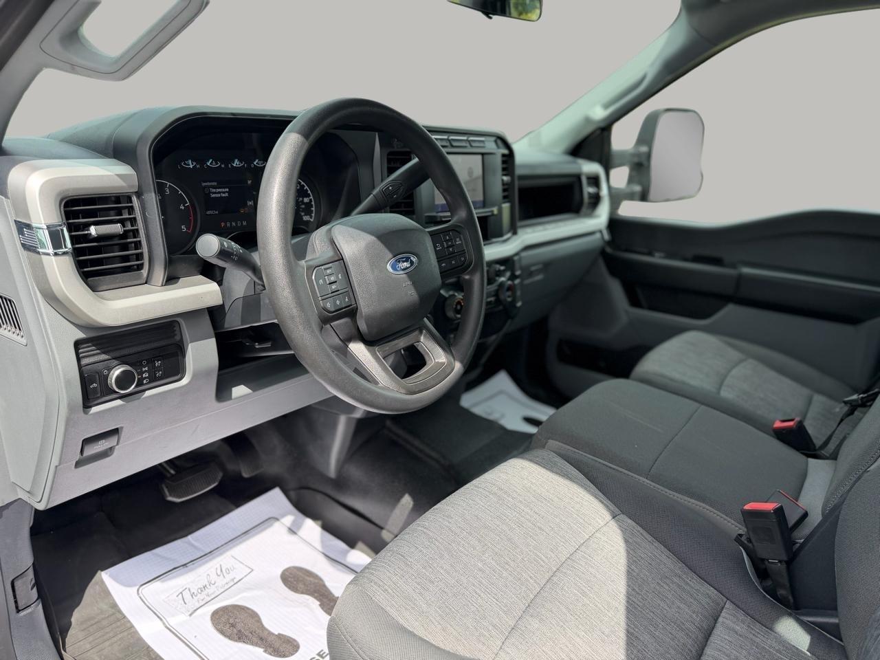 Ford F-350 SD XL Crew Cab Long Bed DRW 2WD 2023