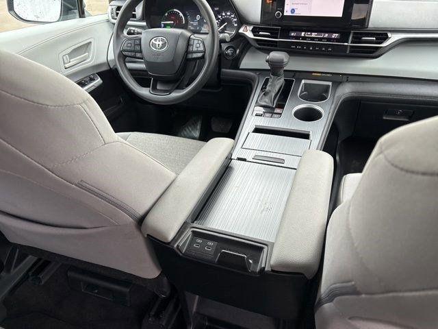 Toyota Sienna LE 8 Passenger 2025