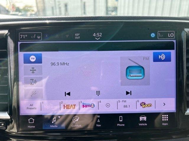 Chrysler Pacifica Hybrid  2024