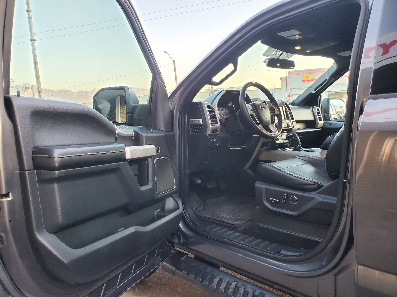 Ford F-150 4WD SuperCrew 145" Lariat 2015