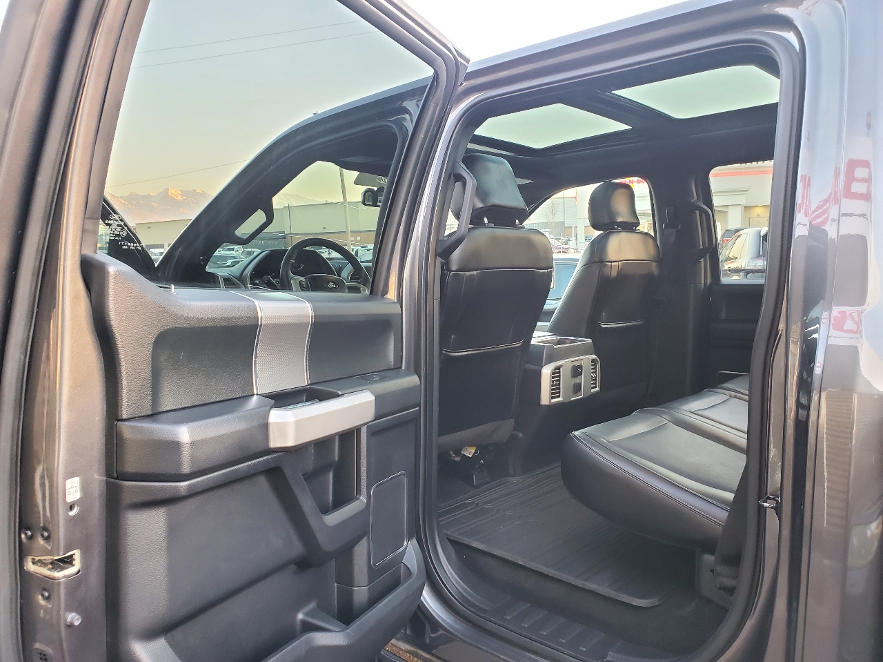 Ford F-150 4WD SuperCrew 145" Lariat 2015