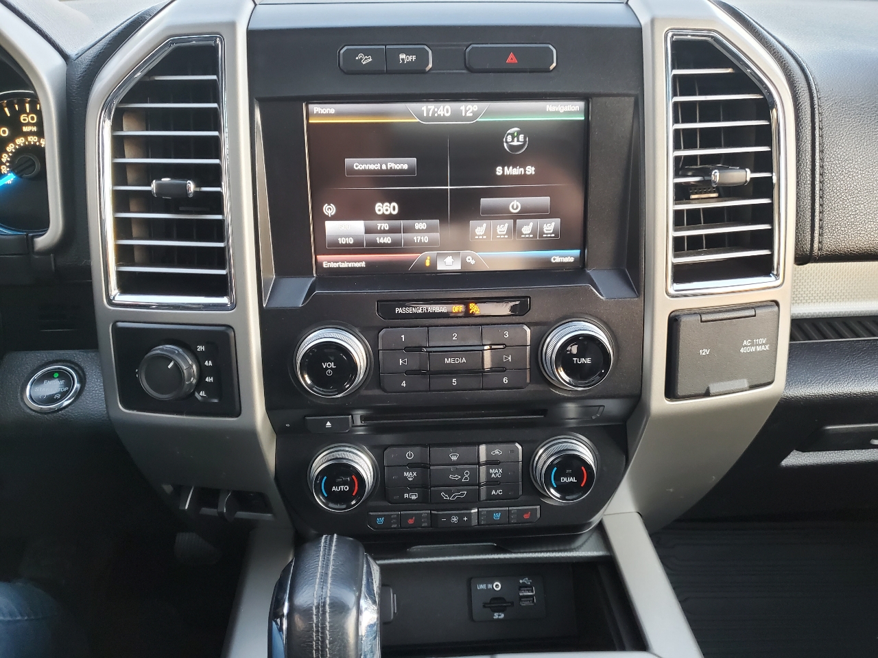 Ford F-150 4WD SuperCrew 145" Lariat 2015