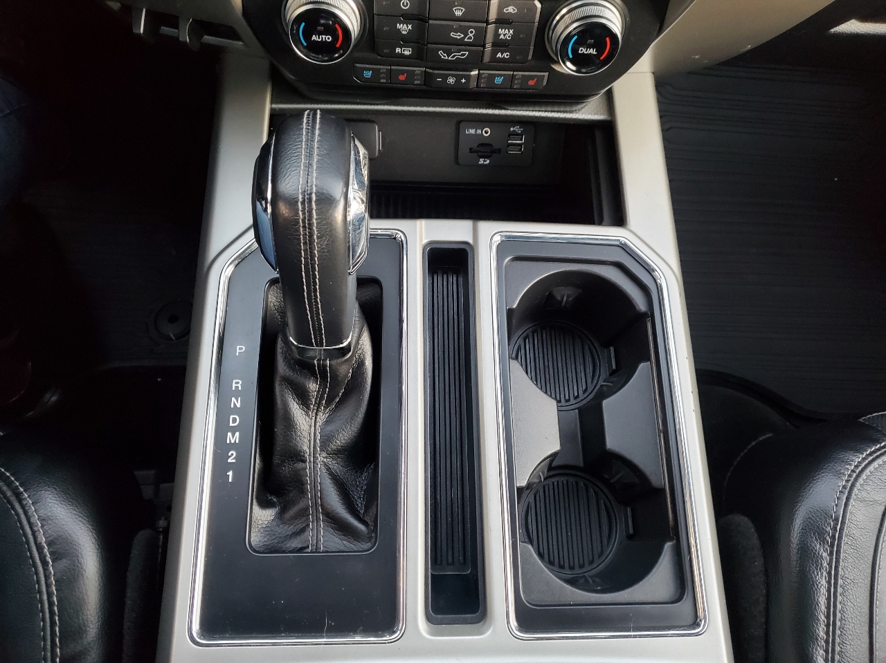 Ford F-150 4WD SuperCrew 145" Lariat 2015