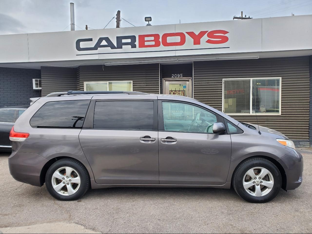 Toyota Sienna 5dr 7-Pass Van V6 LE FWD (Natl) 2012