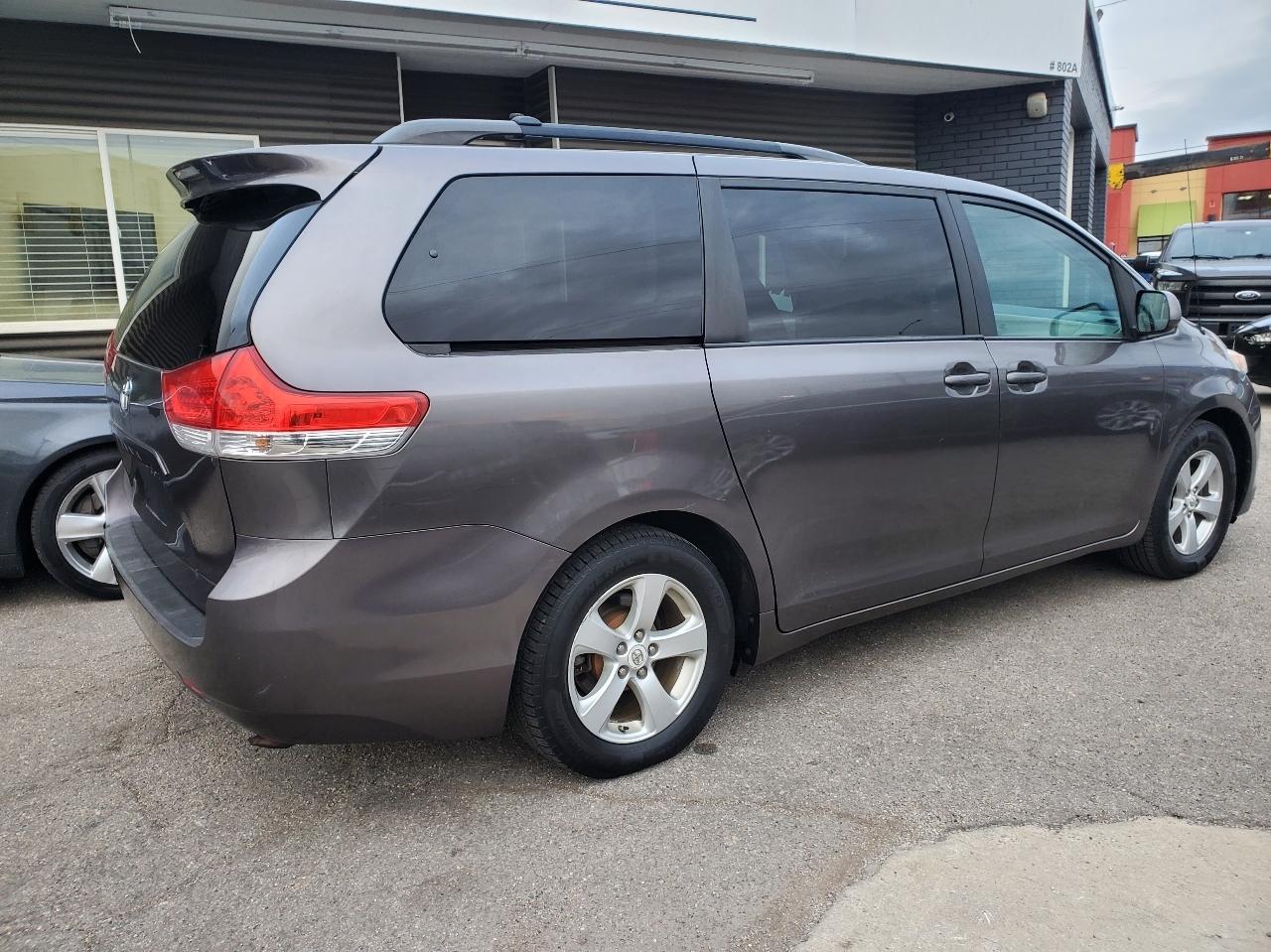 Toyota Sienna 5dr 7-Pass Van V6 LE FWD (Natl) 2012