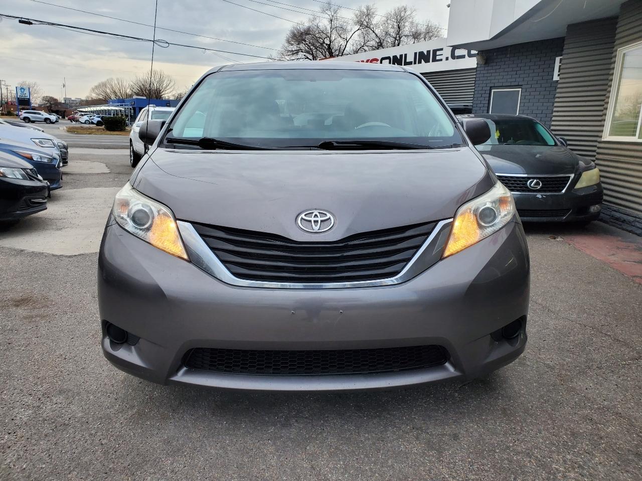 Toyota Sienna 5dr 7-Pass Van V6 LE FWD (Natl) 2012