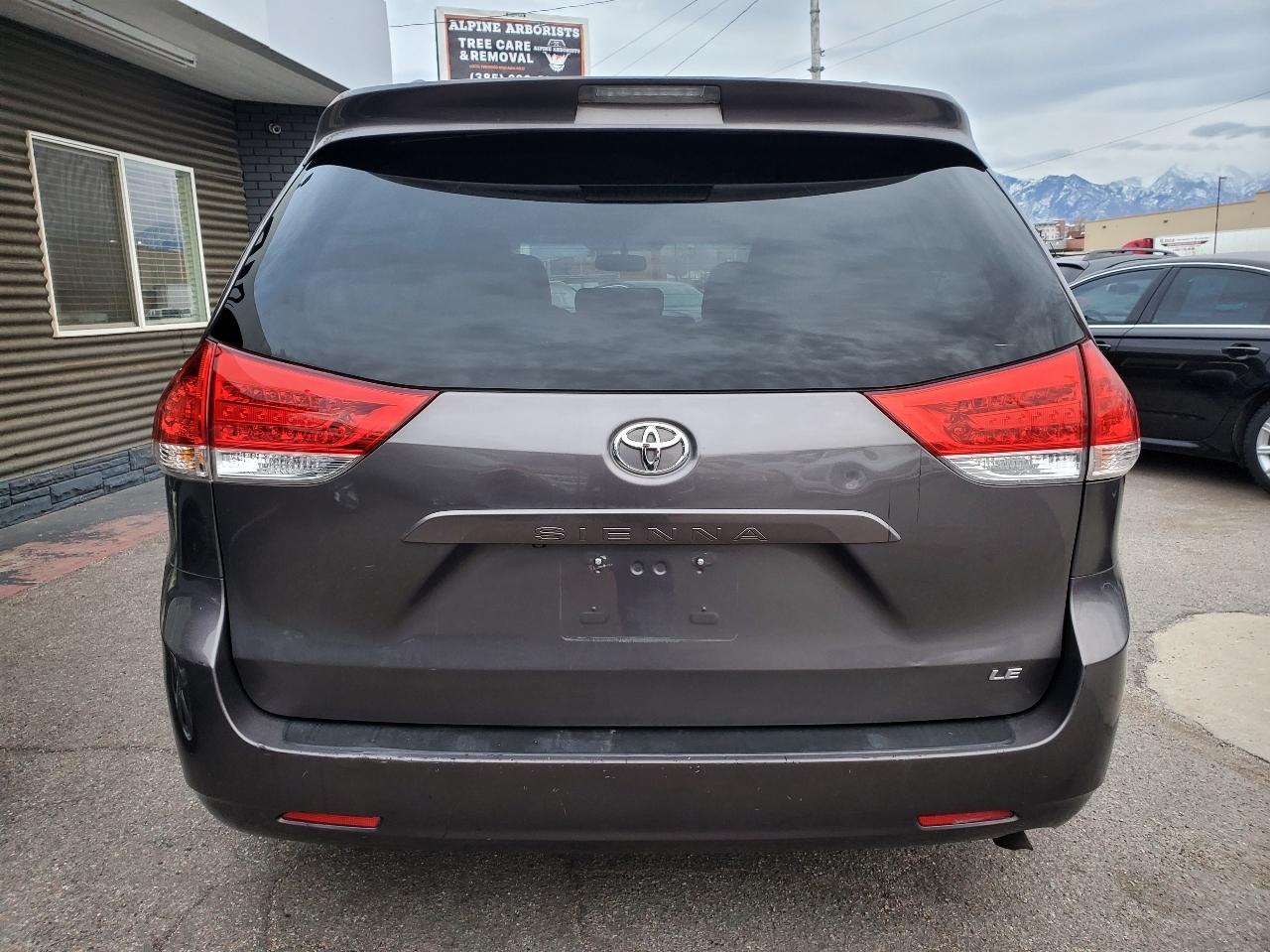 Toyota Sienna 5dr 7-Pass Van V6 LE FWD (Natl) 2012