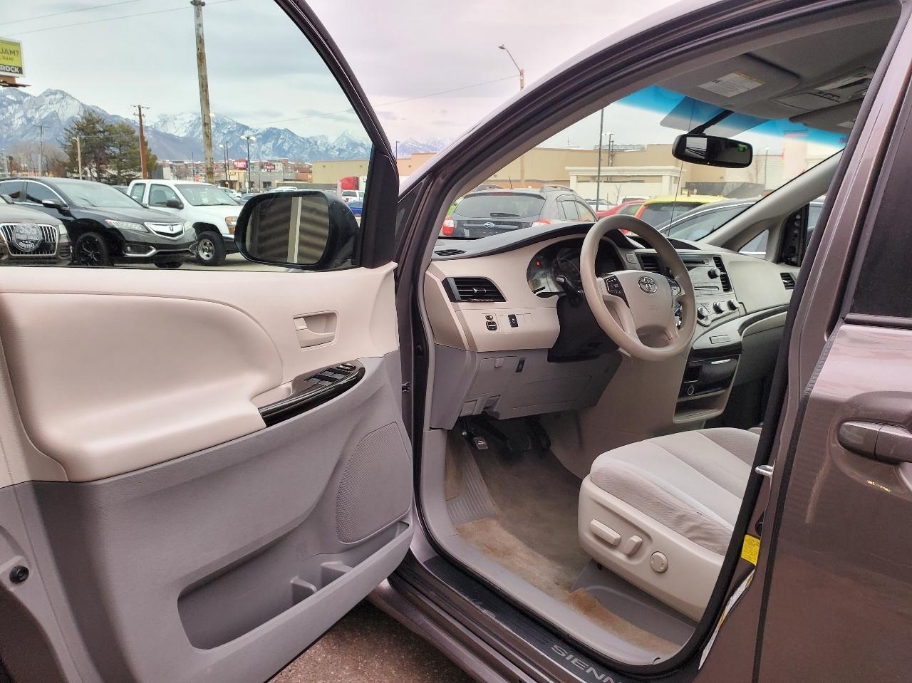 Toyota Sienna 5dr 7-Pass Van V6 LE FWD (Natl) 2012