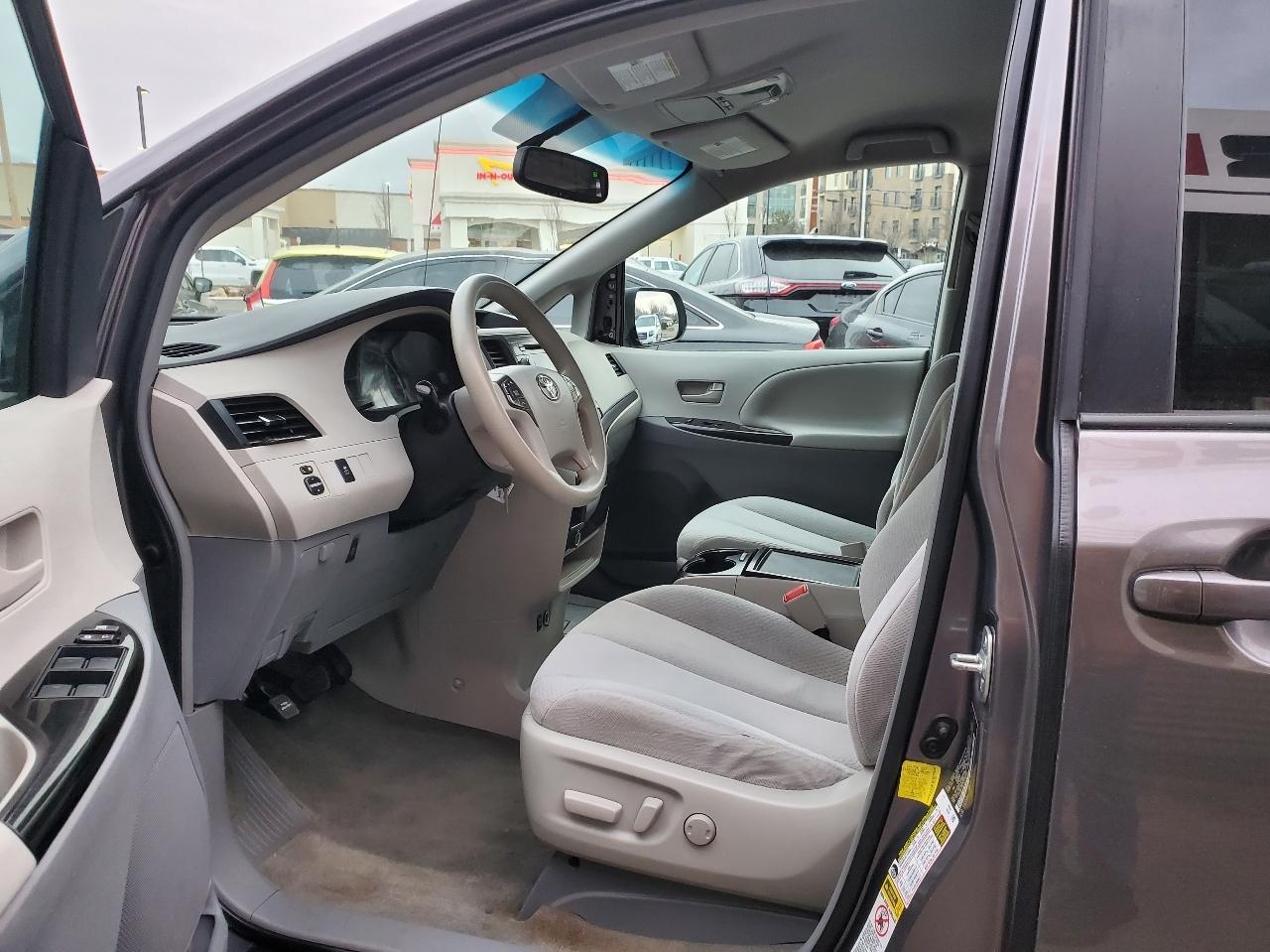 Toyota Sienna 5dr 7-Pass Van V6 LE FWD (Natl) 2012