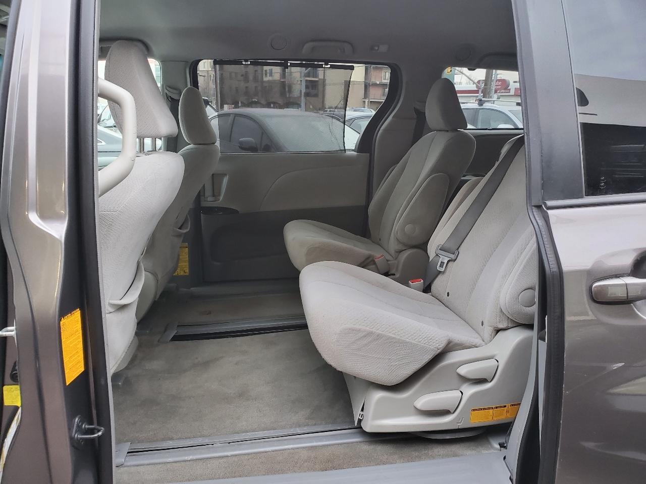 Toyota Sienna 5dr 7-Pass Van V6 LE FWD (Natl) 2012