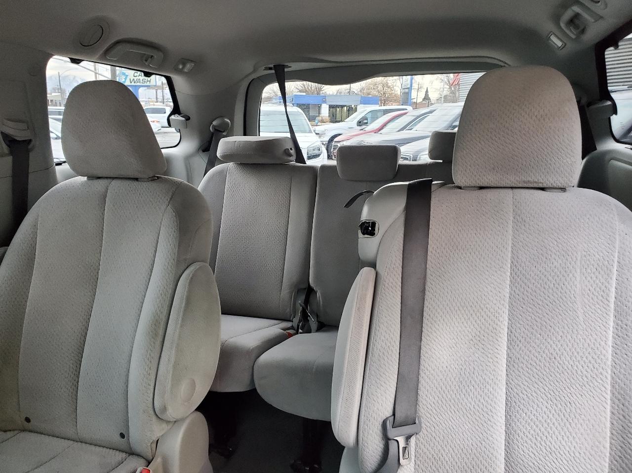 Toyota Sienna 5dr 7-Pass Van V6 LE FWD (Natl) 2012