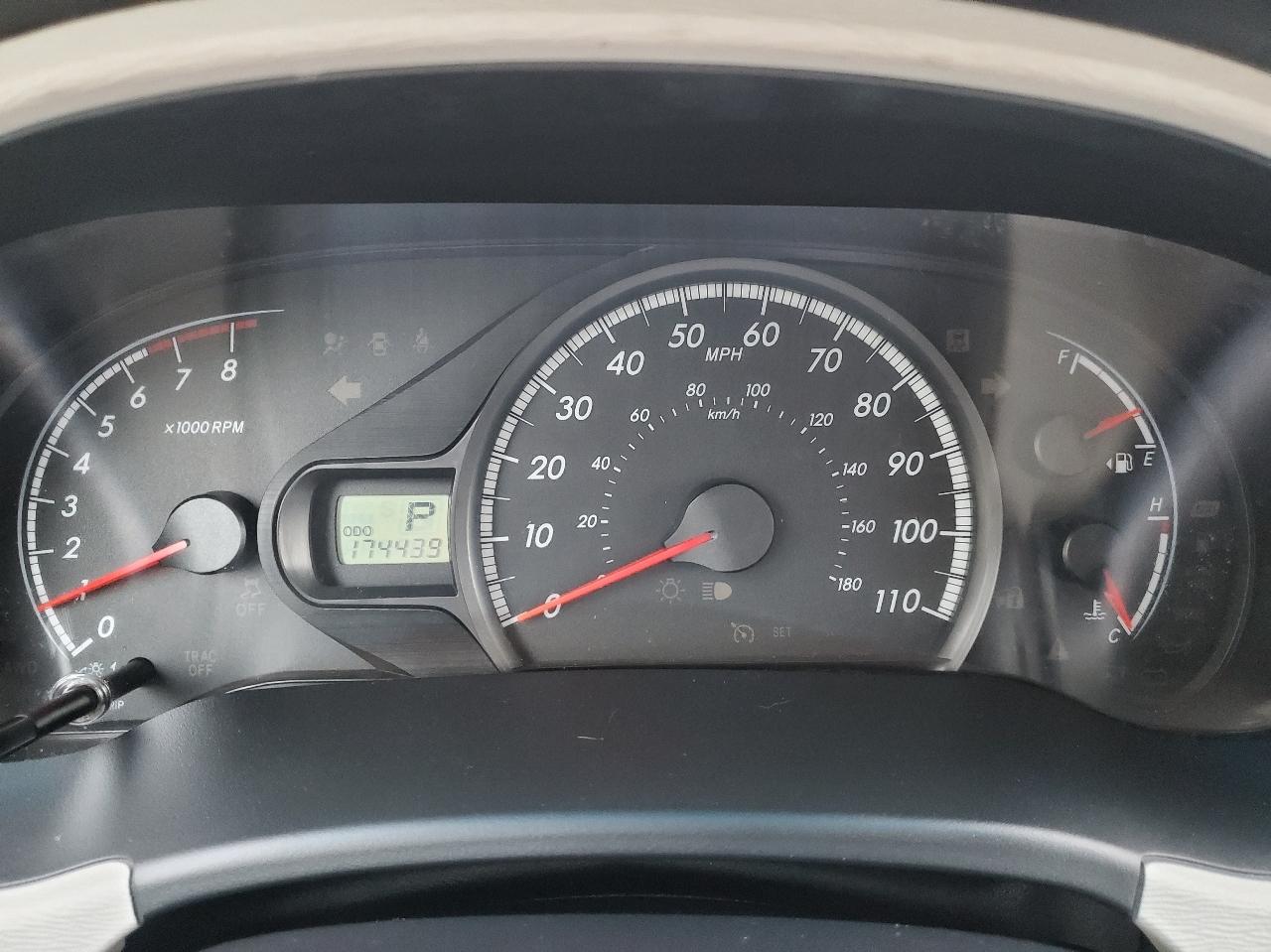 Toyota Sienna 5dr 7-Pass Van V6 LE FWD (Natl) 2012