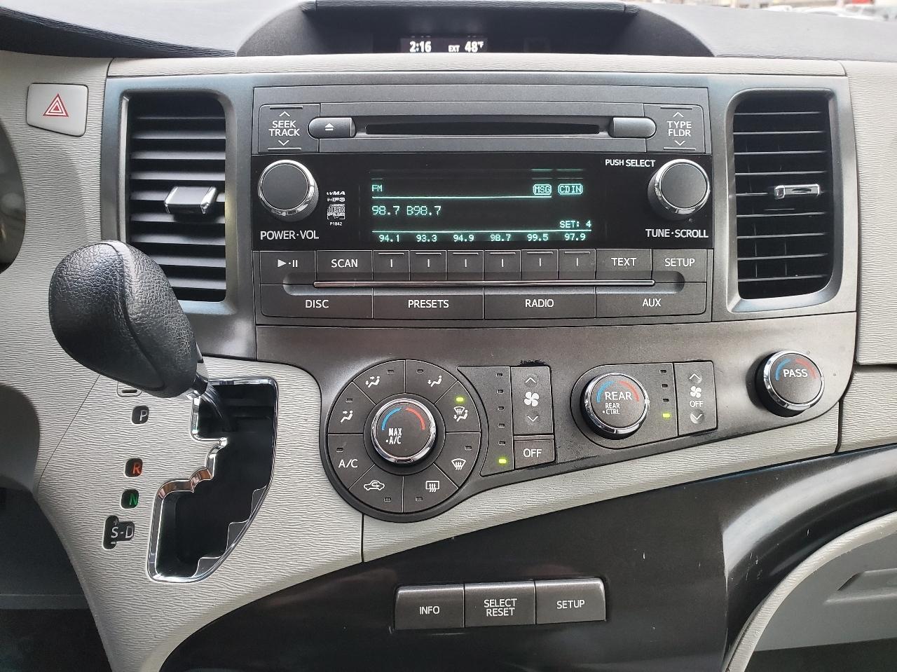 Toyota Sienna 5dr 7-Pass Van V6 LE FWD (Natl) 2012