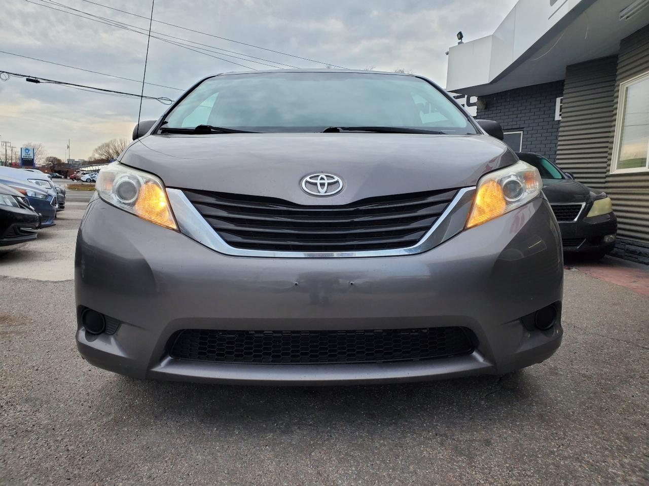 Toyota Sienna 5dr 7-Pass Van V6 LE FWD (Natl) 2012