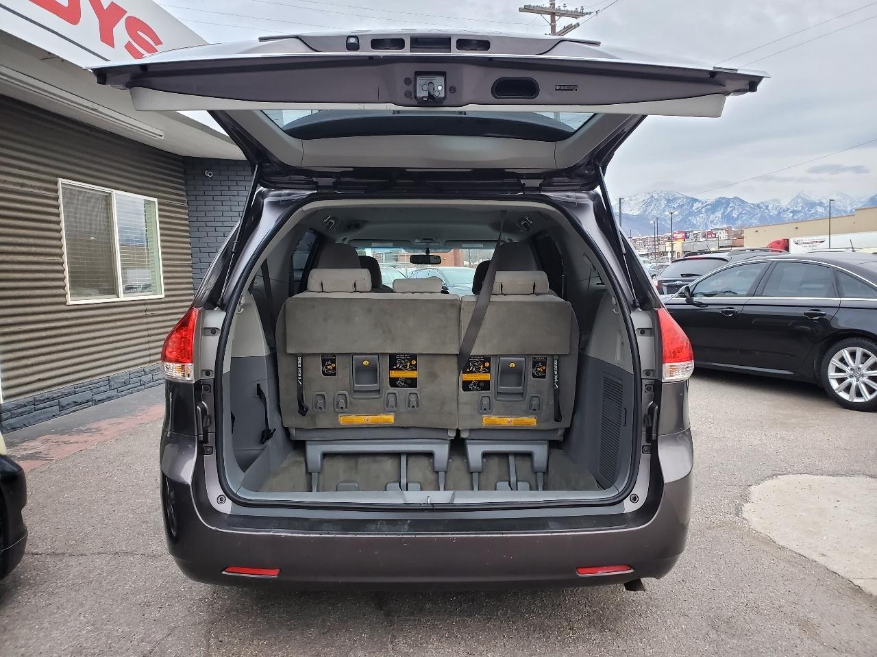 Toyota Sienna 5dr 7-Pass Van V6 LE FWD (Natl) 2012