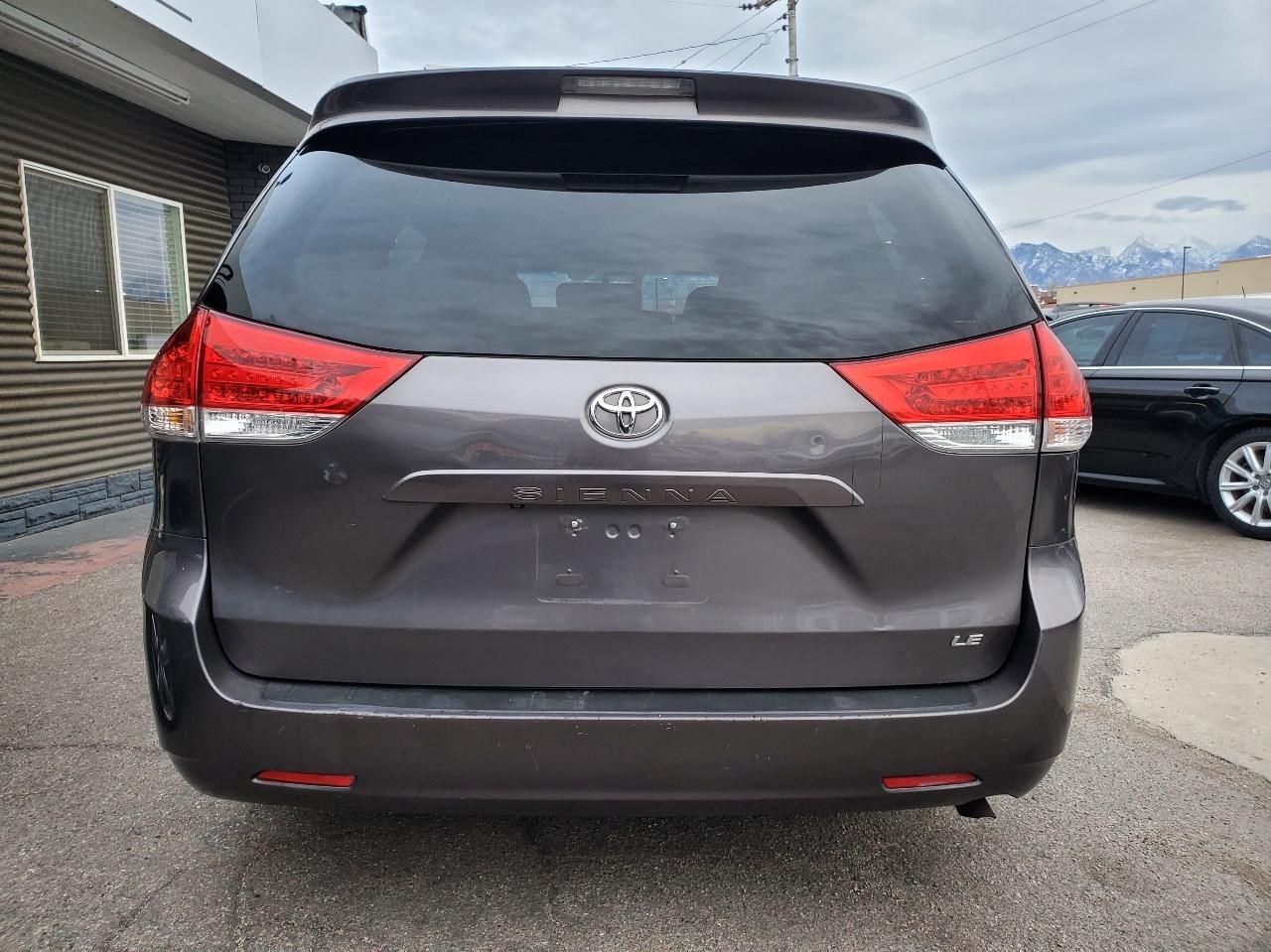 Toyota Sienna 5dr 7-Pass Van V6 LE FWD (Natl) 2012