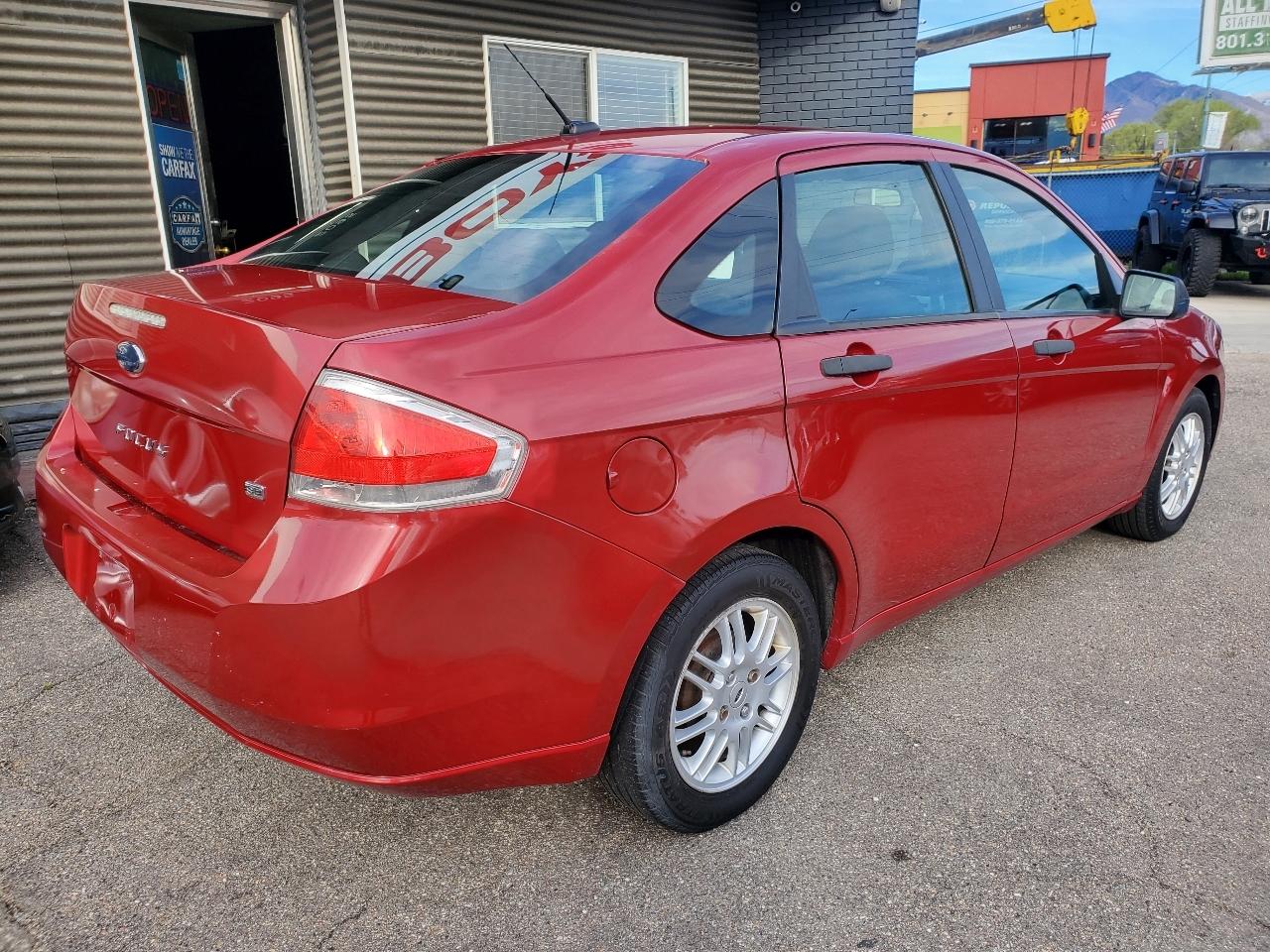 Ford Focus 4dr Sdn SE 2010
