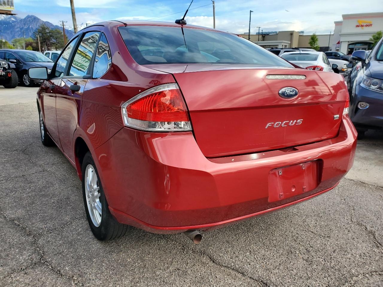 Ford Focus 4dr Sdn SE 2010